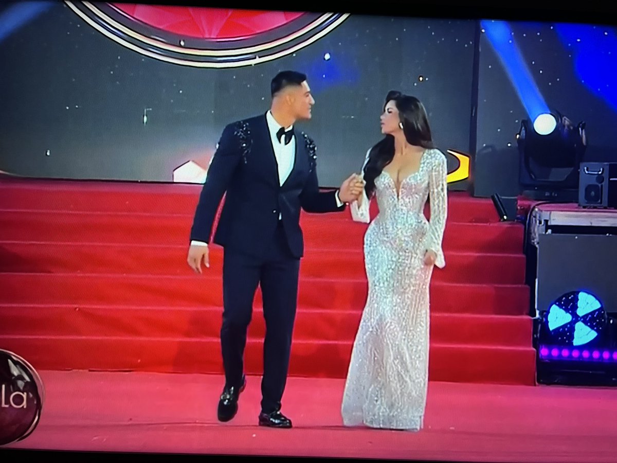 Que ladren los perros 🐕 

No puedo más con la genética de ellos y más con que Emilia parió hace 3 semanas y no por vientre subrogado y además vestida de blanco, es que es un montón 

 #GalaViña2026