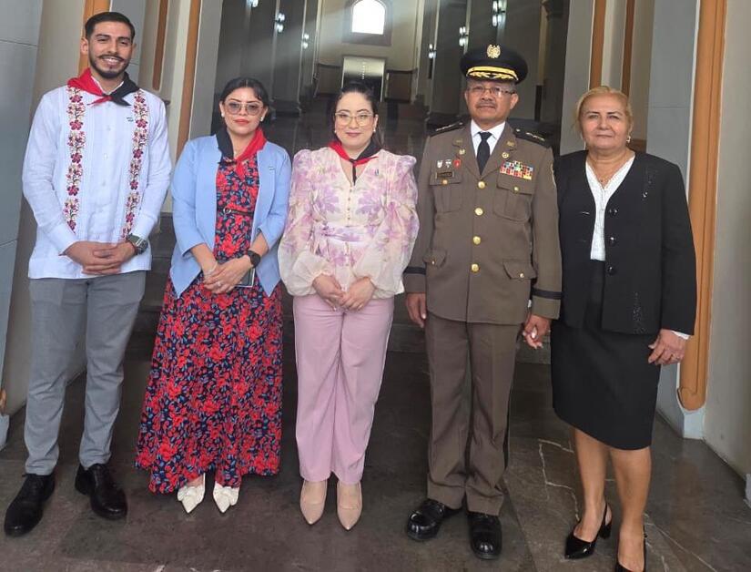 #Nicaragua y #Venezuela rinden homenaje al General #Sandino en el Panteón Nacional de Caracas. 🇳🇮🇻🇪

A 92 años de su paso a la inmortalidad, su legado y el de Bolívar guían nuestras revoluciones hacia nuevas victorias de paz, justicia y soberanía latinoamericana. ✊✨❤️ 🖤