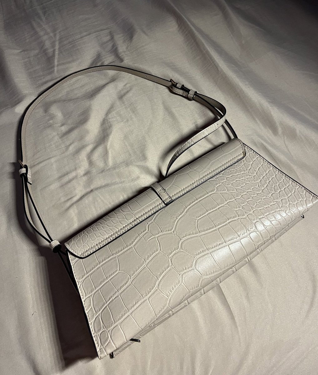M0onijm's tweet photo. wts — shoulder bag h&amp;m
croc texture, still super pretty ✨
kondisi 9/10, no defect
250k serious buyer dm 💌 https://t.co/GdbI5XiQD7