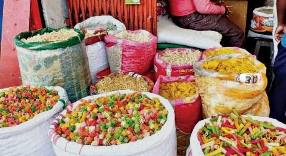 #अमेठी आगामी त्यौहार होली के पर्व पर जहर भेज रहे दुकानदार रंगीन पपड़ी, कचरी, टॉफी, रिफाइंड आदि स्वास्थ्य को हानि पहुंचाने वाले खाद्य पदार्थ कस्बा मोहनगंज, शंकरगंज में धड़ल्ले से बिक रहा हैं खाद्य सुरक्षा विभाग बना अंजान। <a href="/amethipolice/">AMETHI POLICE</a> <a href="/DmAmethi/">DM Amethi</a> <a href="/cdoamethi/">CDO Amethi</a> #खाद्यसुरक्षाविभागटीम