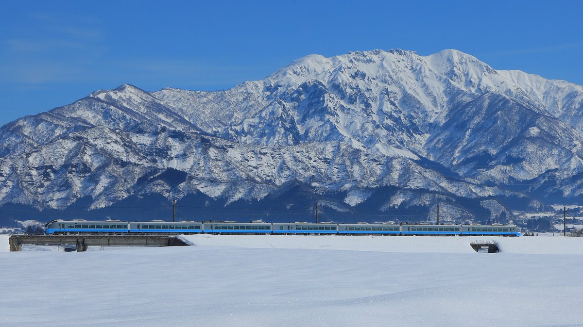 八海山の下を駆けるフレッシュひたち #ほくほく十日町雪まつり号