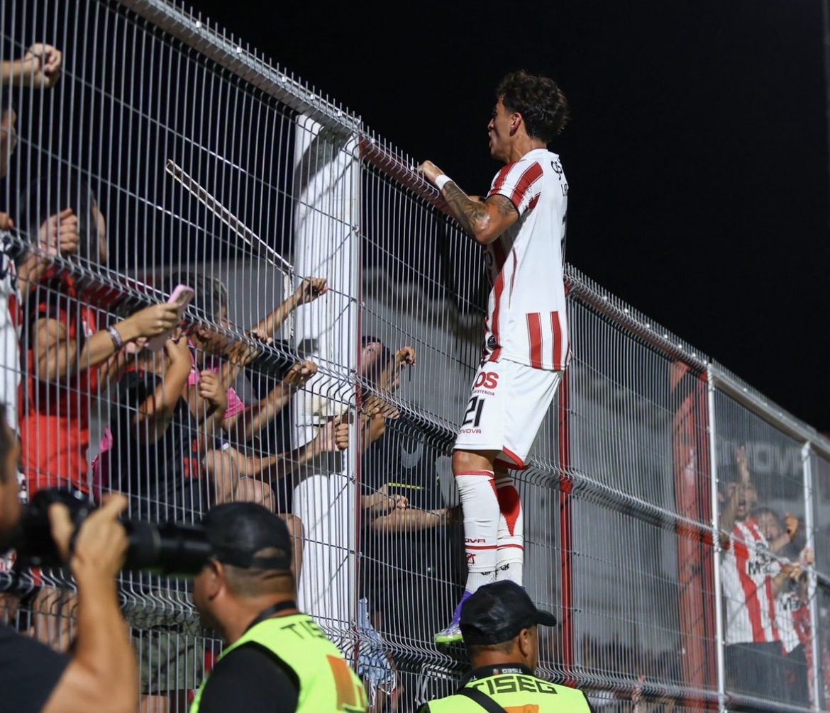 axel_tello09's tweet photo. Hoy apareció el mismo Jere Lázaro que metió el pase gol a Nacho Russo para gánarle a San Lorenzo . No creo que nadie quiera lesionarse solo ni mucho menos fue muy puteado un chico que salió del club que quiere lo mejor para Instituto . Aplaudíeron a jugadores que se besaron la camiseta y se fueron por plata por eso a los chicos del club hay que bancarlos siempre . Nos darán alegrías