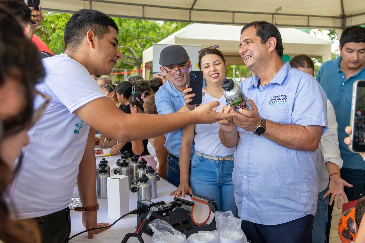 Leoorlandoa's tweet photo. La justicia social no es solo una acción, es un compromiso permanente que construimos todos los días en territorio.

Realizamos una Feria Integral de Salud en el parque La Rotonda, donde brindamos 215 atenciones médicas en distintas especialidades, además entregamos 292 prótesis dentales a 146 pacientes y capacitamos a 25 jóvenes en técnicas de sublimado, que nos permiten generar oportunidades reales para su futuro.

Ratificamos nuestro compromiso de sostener y fortalecer los proyectos sociales como Manabí Solidario, Rompiendo Barreras, Futuro Manabí y el Fomento Productivo, y por ello firmamos un convenio con la Fundación Rostro de Jesús para ampliar esta red de apoyo y seguir atendiendo a quienes más lo necesitan.

Nuestra prioridad son los grupos más vulnerables y la construcción de una Manabí más justa, inclusiva y solidaria, donde nadie se quede atrás.