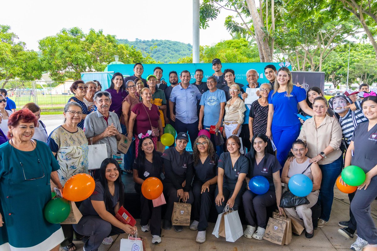 Leoorlandoa's tweet photo. La justicia social no es solo una acción, es un compromiso permanente que construimos todos los días en territorio.

Realizamos una Feria Integral de Salud en el parque La Rotonda, donde brindamos 215 atenciones médicas en distintas especialidades, además entregamos 292 prótesis dentales a 146 pacientes y capacitamos a 25 jóvenes en técnicas de sublimado, que nos permiten generar oportunidades reales para su futuro.

Ratificamos nuestro compromiso de sostener y fortalecer los proyectos sociales como Manabí Solidario, Rompiendo Barreras, Futuro Manabí y el Fomento Productivo, y por ello firmamos un convenio con la Fundación Rostro de Jesús para ampliar esta red de apoyo y seguir atendiendo a quienes más lo necesitan.

Nuestra prioridad son los grupos más vulnerables y la construcción de una Manabí más justa, inclusiva y solidaria, donde nadie se quede atrás.