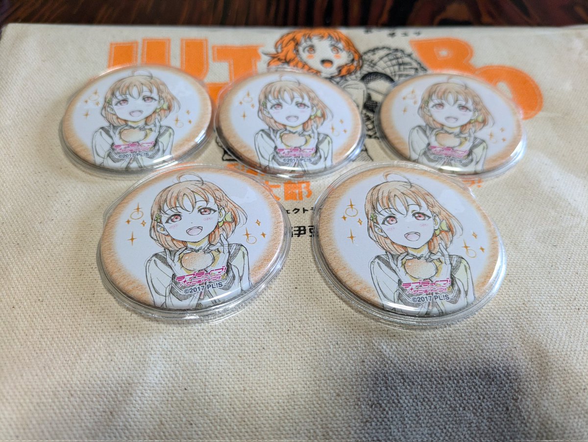 こんにちは😊 昨日メルカリで購入した 千歌ちゃんの缶バッジ😍 まさか