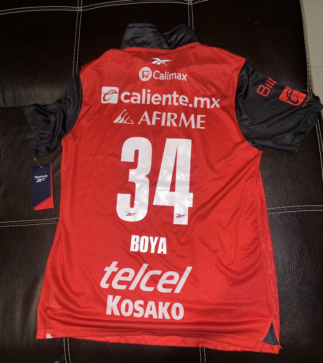 Dicen que el amor se puede mostrar de muchas maneras y una de ellas es poniendo atención en las cosas que contamos que nos gustan.

El día de hoy mi xolanovia me regaló la playera del Glorioso Fútbol Club Tijuana con número y nombre de mi jugador favorito.