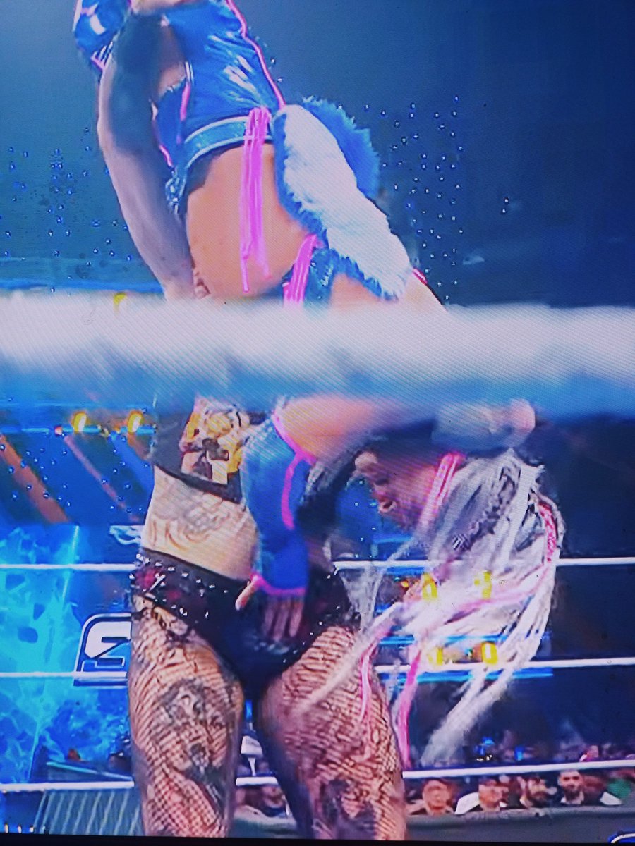 Guilia needs to calms her hands down with Rhea...😉🤤🤭#SmackDown