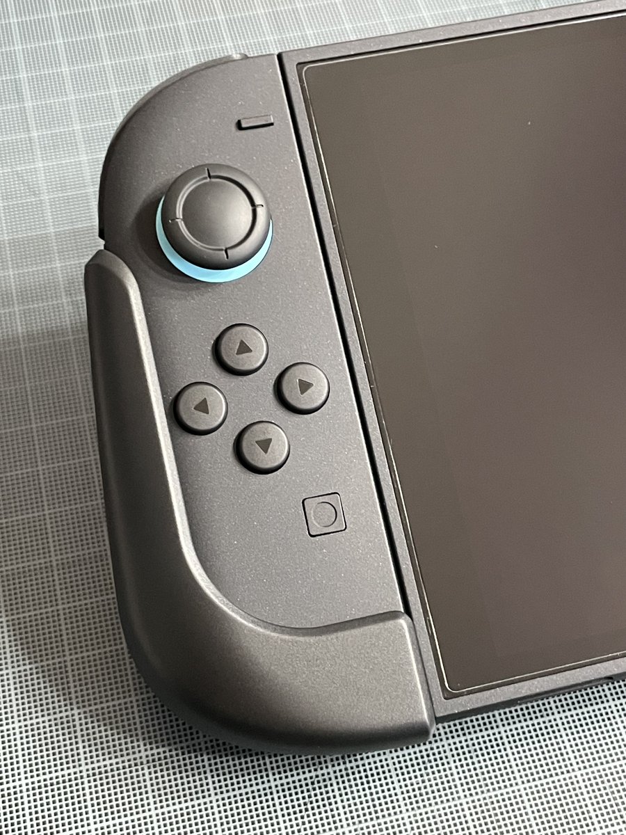 halmi_sevens's tweet photo. Joy-Con 2用グリップを買ったんですよ

ちょっと高いけどかなり（・∀・）ｲｲ！

プロコンと遜色ないくらいには持ちやすくなる

欠点はケースに入らなくなる可能性が高いくらい

左ボタンとフレームがすこし干渉するけどそもそも持ちにくいのでそれよりは全然いい

ｵﾇﾇﾒ

https://t.co/ahQUNGn66v https://t.co/j84ah2SIsi