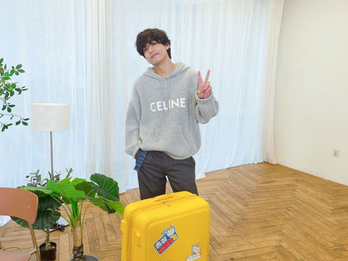 KatRous24's tweet photo. Taehyung, I purple you!💜💜💜
WE LOVE YOU TAEHYUNG 
ALWAYS WITH TAEHYUNG 
WITH TAEHYUNG TILL THE END
WE PURPLE YOU TAEHYUNG
BORAHAE KIM TAEHYUNG
YOU ARE THE BEST TAEHYUNG
#BTS #방탄소년단 #Taehyung #김태형 #V #뷔 https://t.co/MMQLi0fXgl