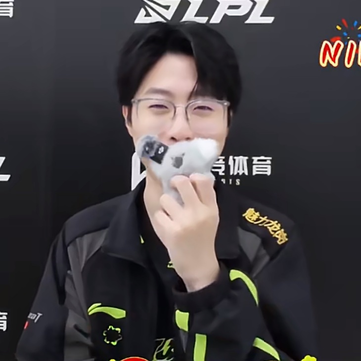 this is how you know LPL media is lowkey into ships cause wdym other players got normal mics while Zika got 🐤 (Xun) and Zhuo got 🐨 (Peyz) 😭😭😭