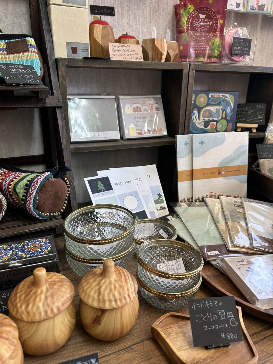 営業中です🥳
今週から、6周年記念イベントとして｢ビーズパックよりどりセール｣｢お買い物でノベルティプレゼント｣を行います🎶お花屋さんのアロマキャンドルも新登場です✨️

ぜひこの三連休、catticへお越しください😄
 #倉敷市玉島  #新倉敷