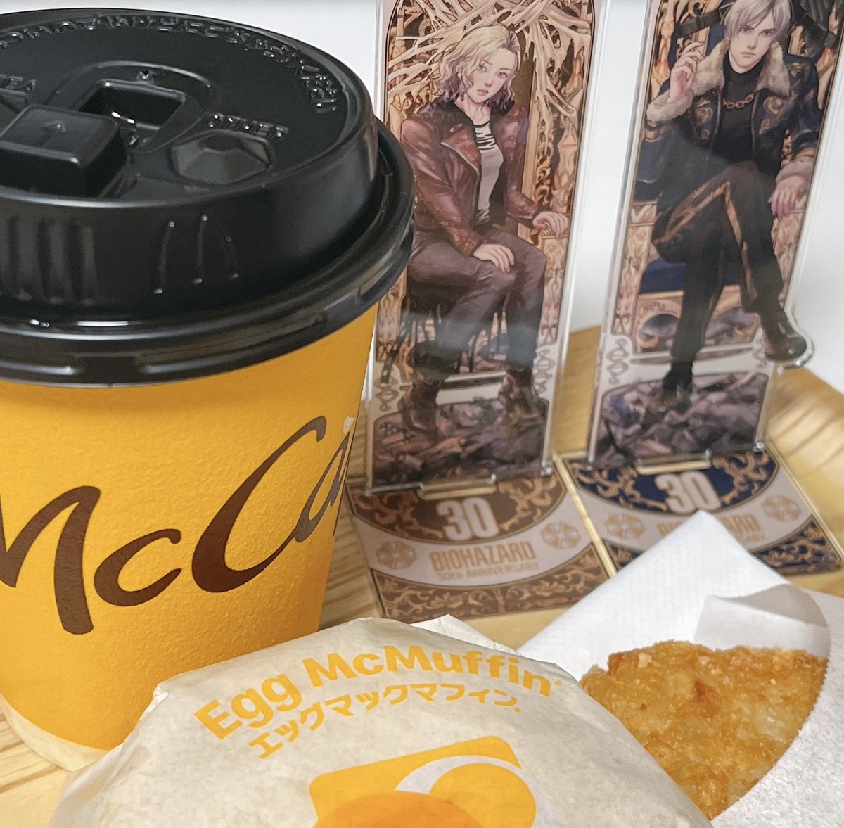 朝マック☀
海外のマック公式さんがレオン＆グレースのオーダーを投稿していて、食べよう食べよう…と思ってたら結局レクイエム発売ギリギリに😂

日本未発売のものも多くて悩みつつ…甘い系はグレースかな？となり、エッグマフィン×ハッシュ×ブラックのレオンチョイス(推測)を！