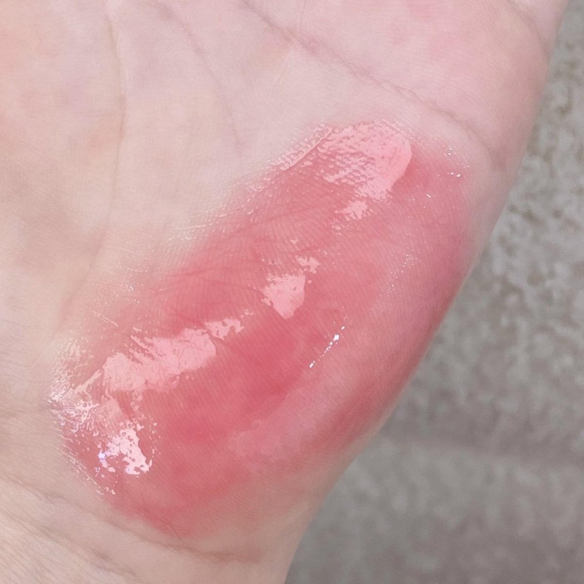 ไม่ค่อยเห็นคนพูดถึงแต่เห็นอันนี้แล้วนึกถึงลิป d’alba รักมาก ㅜㅡㅜ🩰เป็น plumping lip glow ที่ทาแล้วปากสวยม้าก ทาทับสีอื่นก็สวย ปากอิ่ม สีแบบเจ้าหญิงอะ