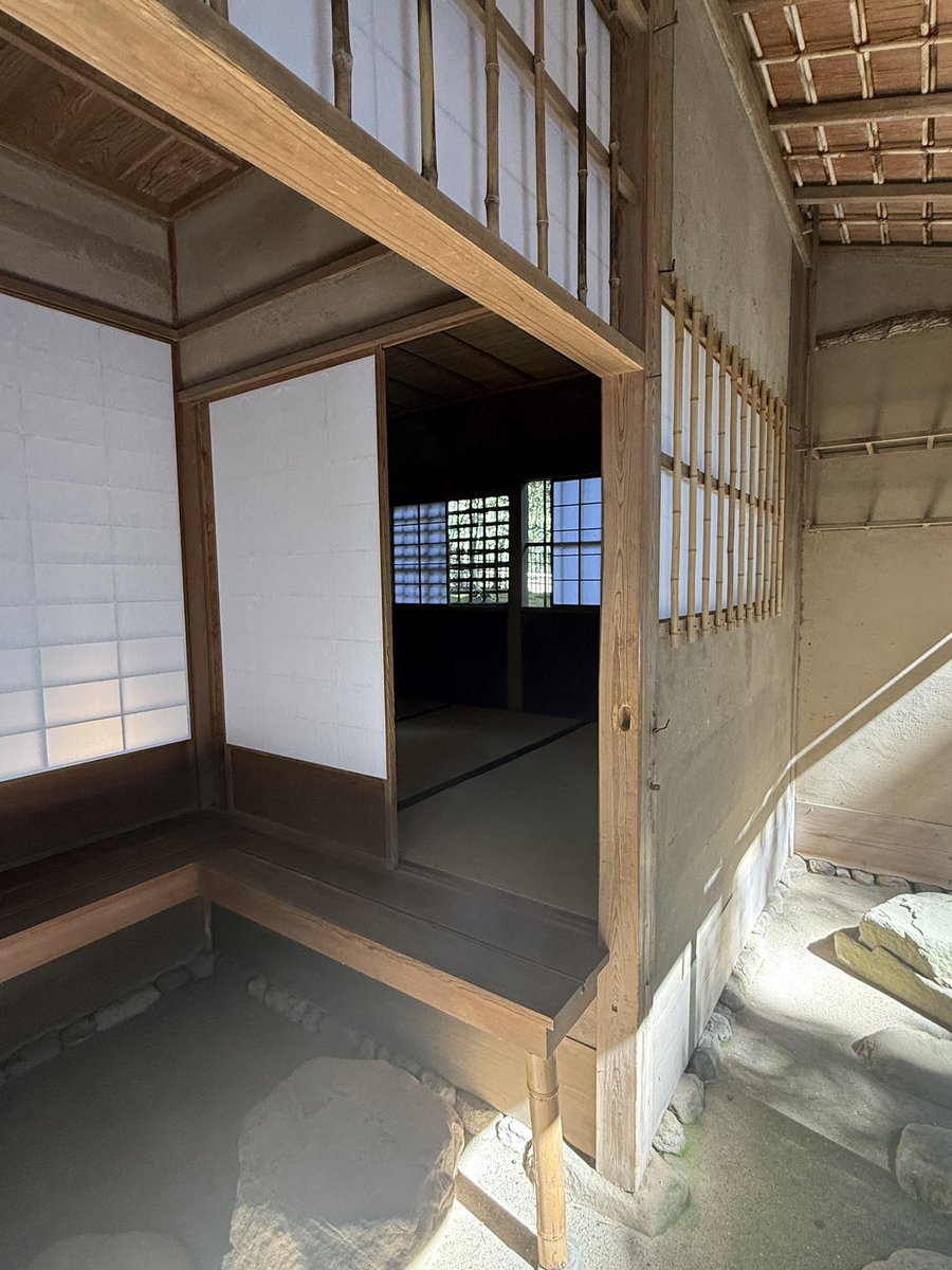 茶室の中には、平安時代の須恵器に烏瓜と藪柑子
