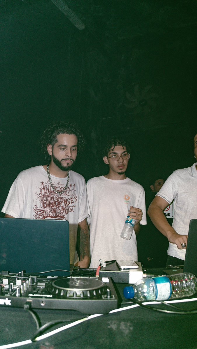 koalafanaccount's tweet image. única foto que sai maneirinha parece que eu to baforando mas era só água pprt nada da certo eu desisto