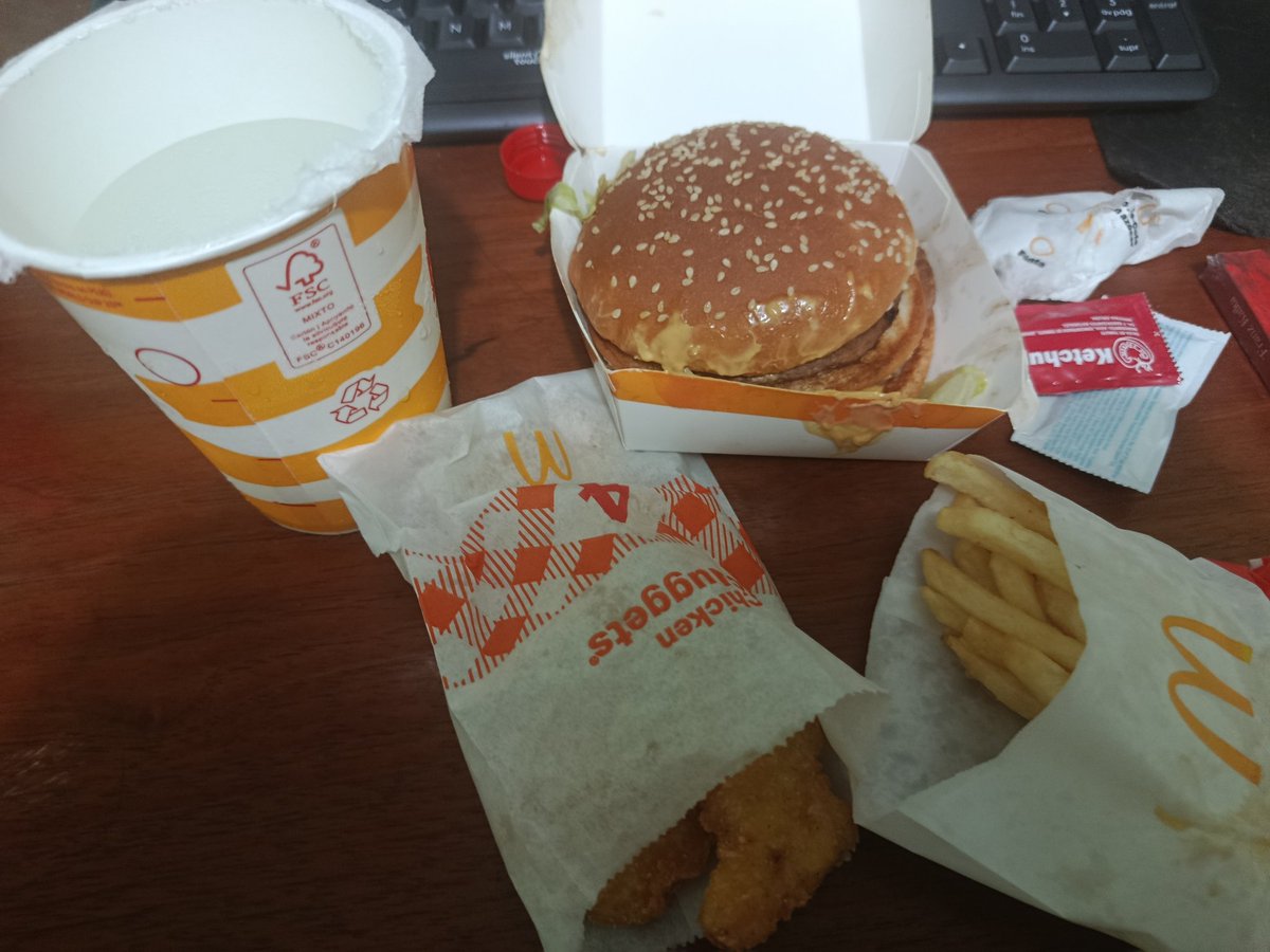 Haha!!
Hoy fue un buen día, y para celebrar, pedi comida de uno de mis restaurantes favoritos!!!

Mmmmm, MeekDonald's...