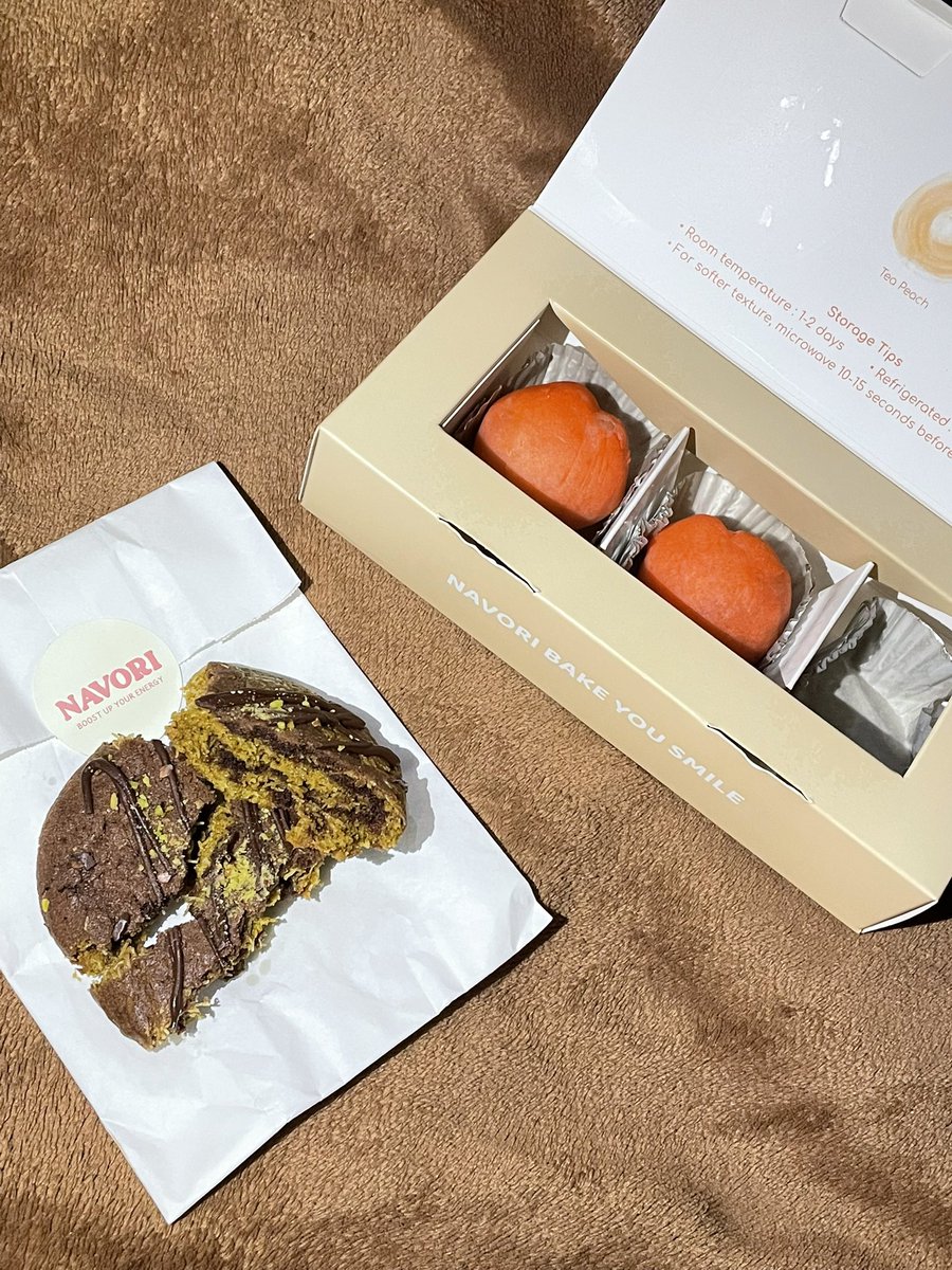 MeilyAyshi's tweet photo. Detail tekstur dari Tea Peach &amp; Dubai Chocolate Cookies 

Perpaduan sempurna.
Tea peach (Asam dan manis)
Cookies (Manis dan gurih)

Worth it to buy? (Yes🥰)
Kalian wajib coba apalagi Cookiesnya🤤

@dunknatachai 
@navoribkk  #NAVORIPeachTea #navoribkk #dunknatachai https://t.co/fR67Ny6hN6