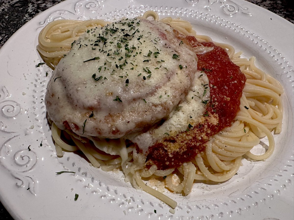 I have no time dinner, air-fried Tyson chicken patties, Rao's spaghetti sauce (seasoned) with spaghetti, sliced mozzarella ball, Texas toast. 20 minutes. 💛