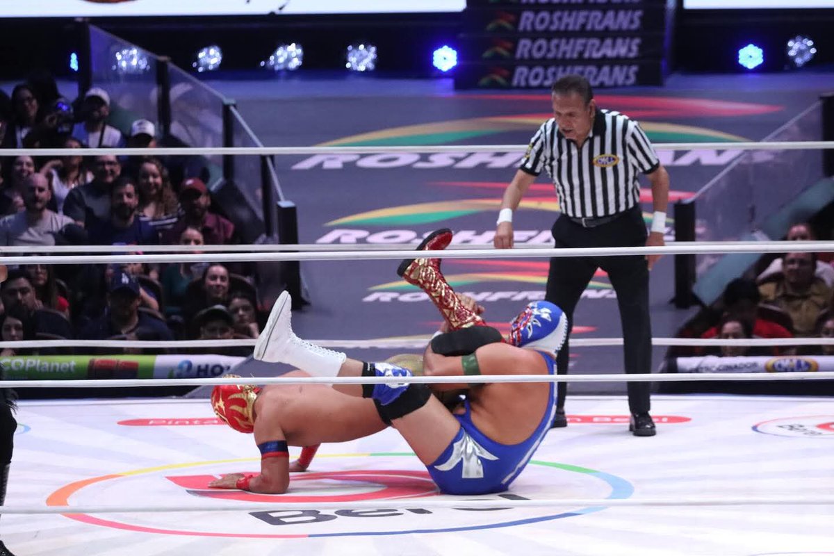 LaTijeraLucha's tweet photo. Con poderío y dominio, prácticamente total de la batalla #EstudianteJr y #Feroz dejan en alto la escuela del #UltimoGuerrero y derrotan a #Magnetico y #DiamanteEscarlata, quienes mostraron a buenas hechuras, pero cayeron con una vistosa “hoja de trébol” en el centro del ring... https://t.co/sbh4TNdujT