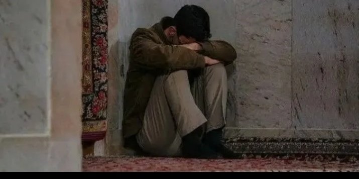 ZMekail94434's tweet photo. سأظلُّ عاكفًا عند عتبةِ بابك يا الله، سأظلُّ أرتجي غفرانك، حتى المماتِ، وأمدُّ كفّي بضعفٍ لا يخفى عليك، فهل تغفر لي يالله؟ هل ستتغمدني برحمتك؟ أيا خالقي من لي سواك أناجي؟ وأرتجي ظلّاً من رحمتك يغمّد جفاء قلبي، رباه 
قسى قلبي وجفى، فهل تنيرني بنور هُداك؟ https://t.co/VyGrBvtWp2