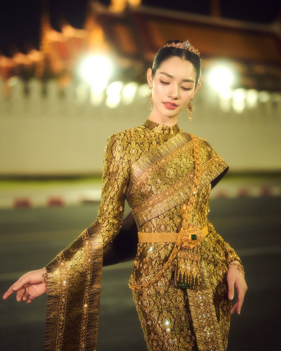 Thai traditional dress. So pretty 😊
#Thaitraditionaldress
#Thailand
#Thai
#Thaiculture
#sbai
#สไบ 
#Thaidress
Cr:mintranch