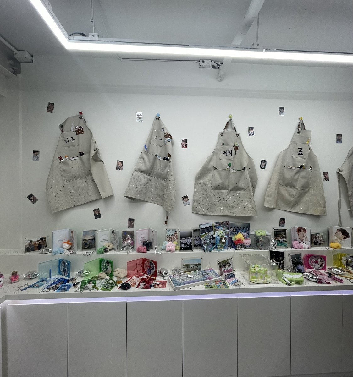 rikuknr0628's tweet photo. 입장 하자마자 진짜 이쁘게 잘 꾸며놔서 설렜고, 구경 하는내내 기분 좋았어요 ☺️ 포토존이 특히 예뻐서 사진도 많이 찍었어요 >.< 특전도 구성이 너무 알찼는데, 이벤트 선물 주신거도 완전 제 취향이라 속으로 좋아서 소리 질렀어요♡ 다시한번 넘 감사드립니다 🫶🏻 위시의 2주년을 정말 잘 느낄 수 있는 행복한 공간이였습니다 ✨
#네가_가르쳐줘서_좋아하게_된_컬러 
#위시가_좋아하는_색을_우리가_모을게