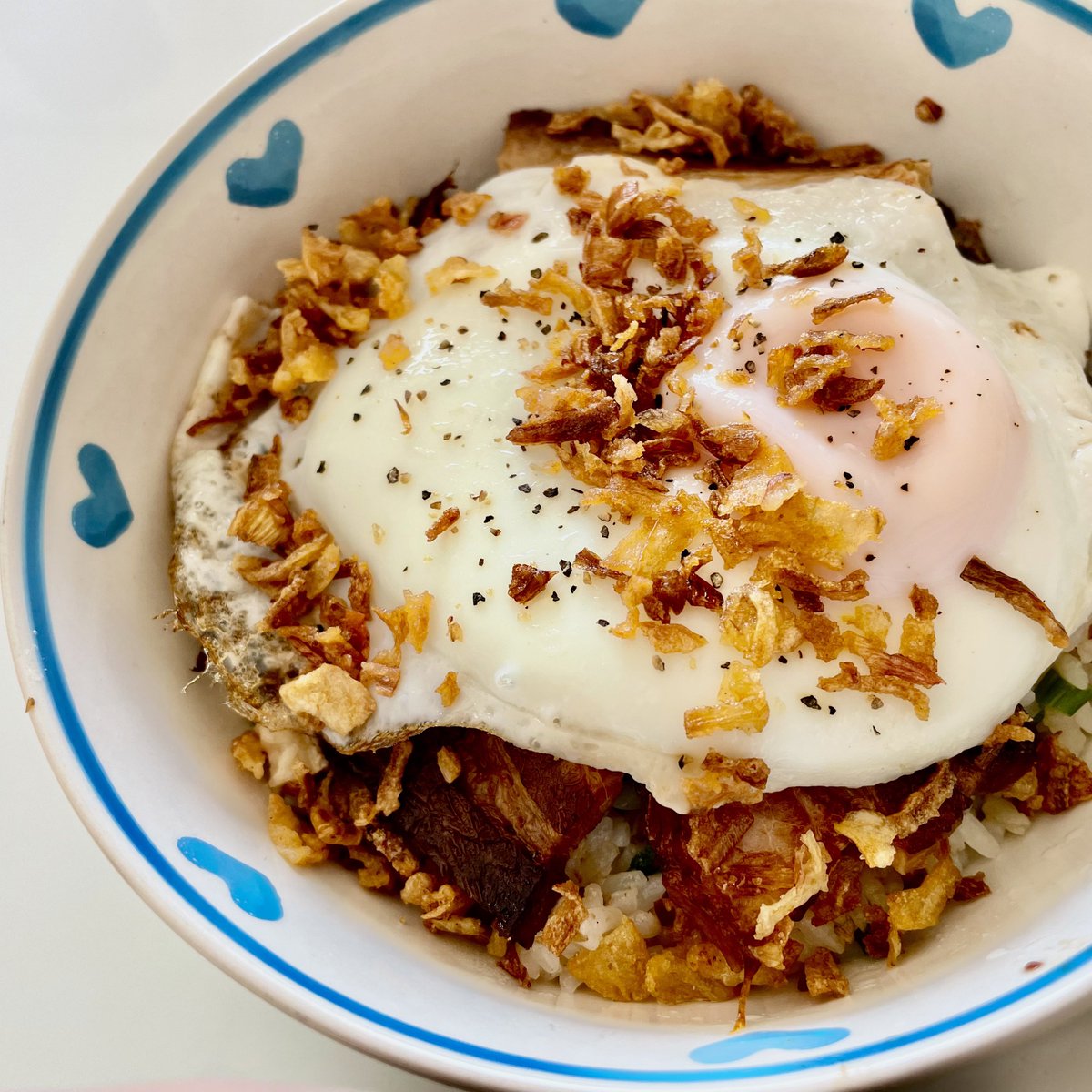 コストコで焼豚買ったので丼にした🍚
ご飯にネギと胡麻を混ぜ込んで目玉焼きとフライドオニオン乗っけました！！
焼豚は片面焼き色つけてます（目玉焼きで見えません）