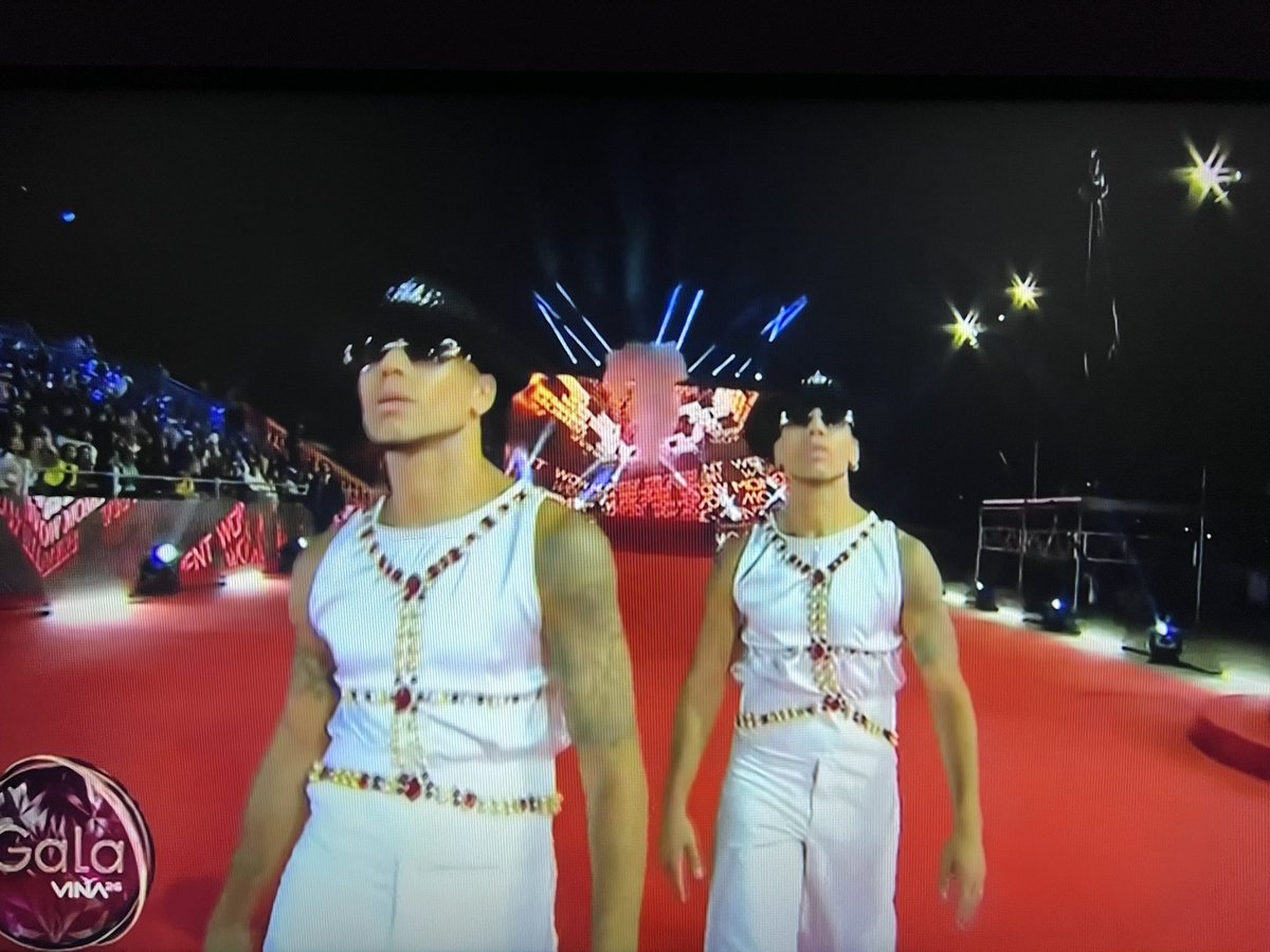 Los Power Peralta me parecen súper pasaós a caca al borde de la ridiculez y la siutiqueria, PERO se las compro porque efectivamente los gallos son talentosos 

 #GalaViña2026