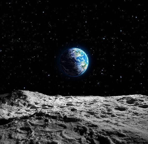 zarayaaa__'s tweet photo. Langit sebenarnya tidak punya warna.

Langit terlihat biru karena cahaya matahari yang masuk ke atmosfer bumi mengalami proses yang disebut Rayleigh scattering. Cahaya biru memiliki panjang gelombang lebih pendek, sehingga lebih mudah tersebar ke segala arah dibanding warna lain.

Itulah kenapa siang hari kita melihat langit berwarna biru.

Kalau tidak ada atmosfer?
Langit akan terlihat hitam, bahkan di siang hari seperti yang dilihat astronaut di luar angkasa.

Kenapa bisa berubah warna saat senja?
Saat matahari berada rendah di horizon, cahaya harus melewati atmosfer lebih tebal. Warna biru sudah tersebar lebih dulu, yang tersisa dominan merah dan oranye.