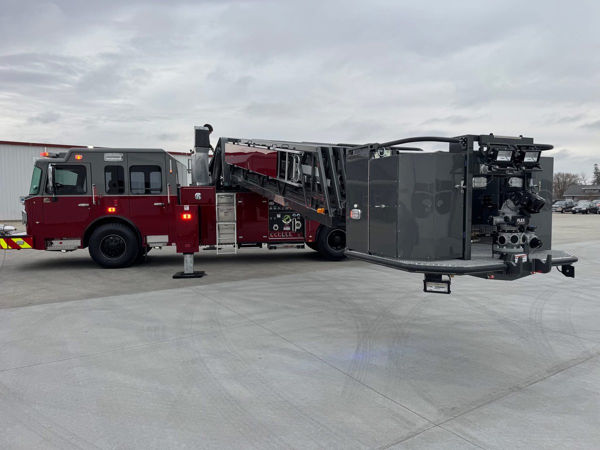 sambassfd's tweet photo. 🚨NEW TRUCK ALERT🚨

Members of our Truck Build Team braved some cold temperatures for the final review of our newest addition, a 100’ mid-mount from @spartanfireapparatus https://t.co/BsMhIhfoXL