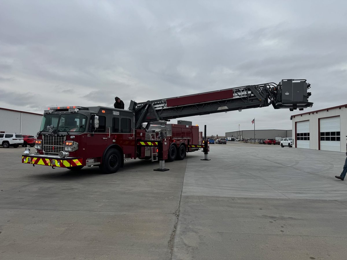 sambassfd's tweet photo. 🚨NEW TRUCK ALERT🚨

Members of our Truck Build Team braved some cold temperatures for the final review of our newest addition, a 100’ mid-mount from @spartanfireapparatus https://t.co/BsMhIhfoXL