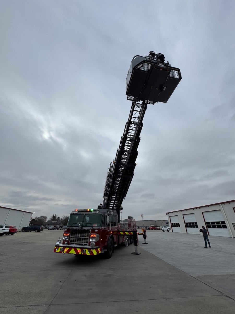 sambassfd's tweet photo. 🚨NEW TRUCK ALERT🚨

Members of our Truck Build Team braved some cold temperatures for the final review of our newest addition, a 100’ mid-mount from @spartanfireapparatus https://t.co/BsMhIhfoXL