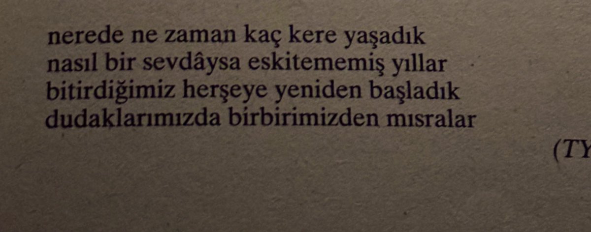 nasıl bir sevdâysa eskitememiş yıllar
…
dudaklarımızda birbirimizden mısralar

attilâ ilhan