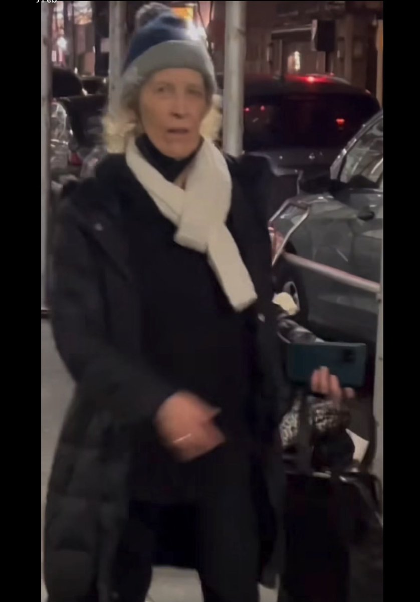 Tobas06's tweet image. POOR GUYS LIKE THIS ARE TRULY ONES THAT REALLY DESERVE HELP. IT HURTS SEEING THE #COLD HAS EATEN SO MUCH INTO HIM THAT HE COULD BARELY HAVE A HAND GRIP.

CRAZY THE #OLD #LADY ON #WHITE MUFFLER THAT SAW WHEN THE 100K WAS DROPPED AS THE POOR GUY WAS NAPPING, WAS KINDA WALKING BACK