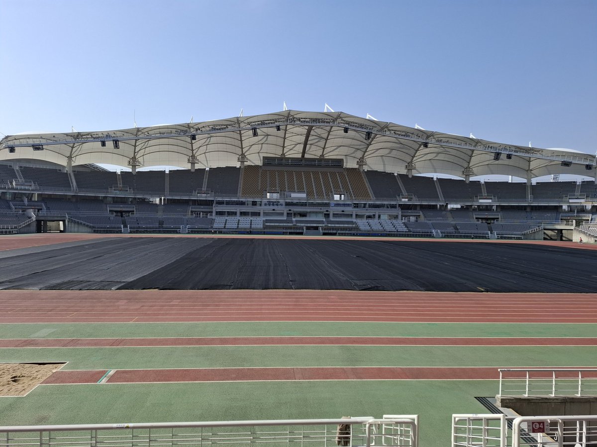 jjaljjini's tweet photo. 고양종합운동장 사전 답사
지금은 휑하지만 4월엔 우리 애들 사진으로 가득하겠죠?
입구가 열려있어서 중콘 제 자리 찾아서 앉아봤어요. 3층은 경사가 꽤나 가파르네요. 좀 멀긴 하지만 시야는 나쁘지 않을 듯...
남표니 잘 구워 삶아서 49일 뒤에 이 자리에 다시 앉아 있기를 🙏🙏🙏🙏🙏🙏🙏 https://t.co/XkPeifqLHi