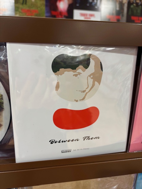 towervinyl's tweet photo. 【#HALFBY】昨年末配信リリースされた待望のニューアルバムからMIYA(Alborg)をヴォーカルに迎えた「Between Them」が7inchカット!!カップリングにはtiger bae REMIXを収録!https://t.co/LiO8VWeUfV https://t.co/M2T2USi7Bo