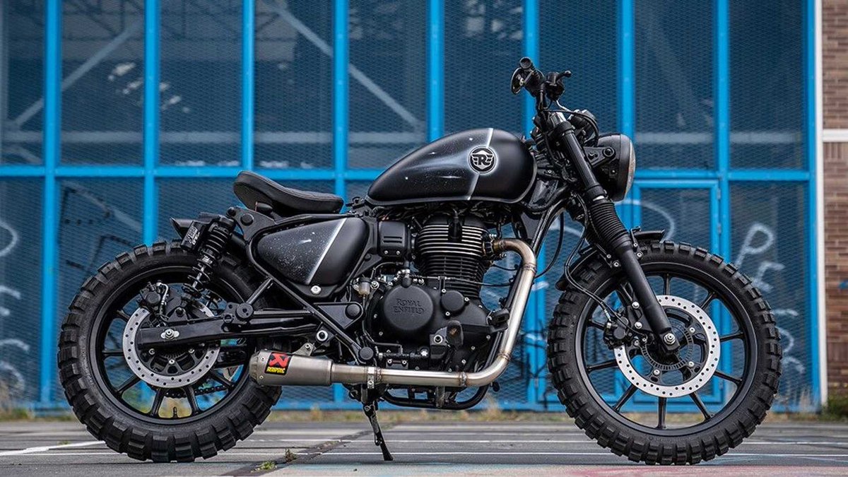 Moto_History's tweet photo. This Royal Enfield 350 has a bobber/tracker/cut down look. Its elemental style is classic and pure, nicely done. #royalenfield #customclassicmotorcycles #motorcycleenthusiast #motorcyclist #motorcyclelifestyle #interestingmotorcycles #motorcycleowner https://t.co/FudLd4EQue