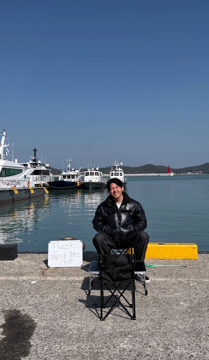 first time ever seeing an idol doing a fansign at a pier😭😭 just yoon dowoon being yoon random dowoon