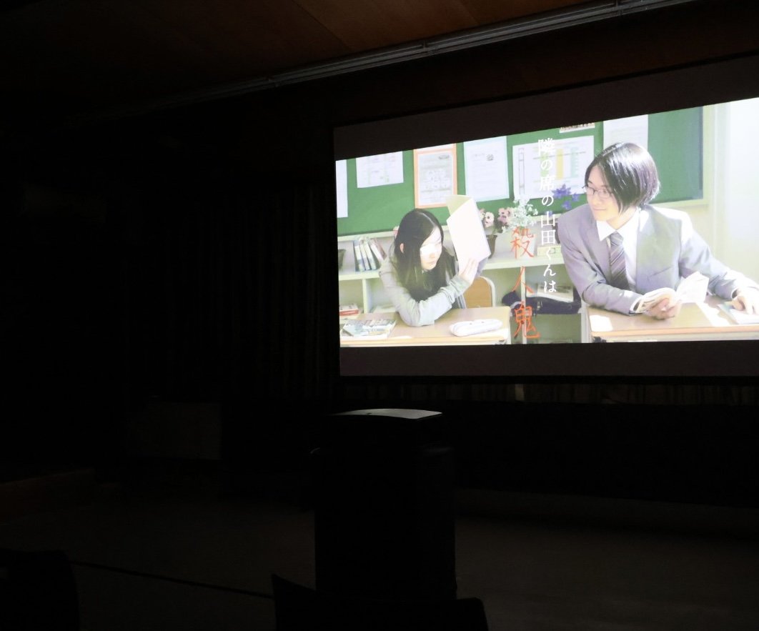 ohmura_jimusho_'s tweet photo. ②愛知県立芸術大学のメディア映像専攻の学生さんによる、4年間の集大成ともいえる作品展示を視察させていただきました。

短編のアニメーションを制作された西川慶志朗さん、子ども向けのショートアニメ作品を制作された菱川七海さん、短編の実写映画を制作された鈴木絢子さんと。 https://t.co/XeC98fAcOi