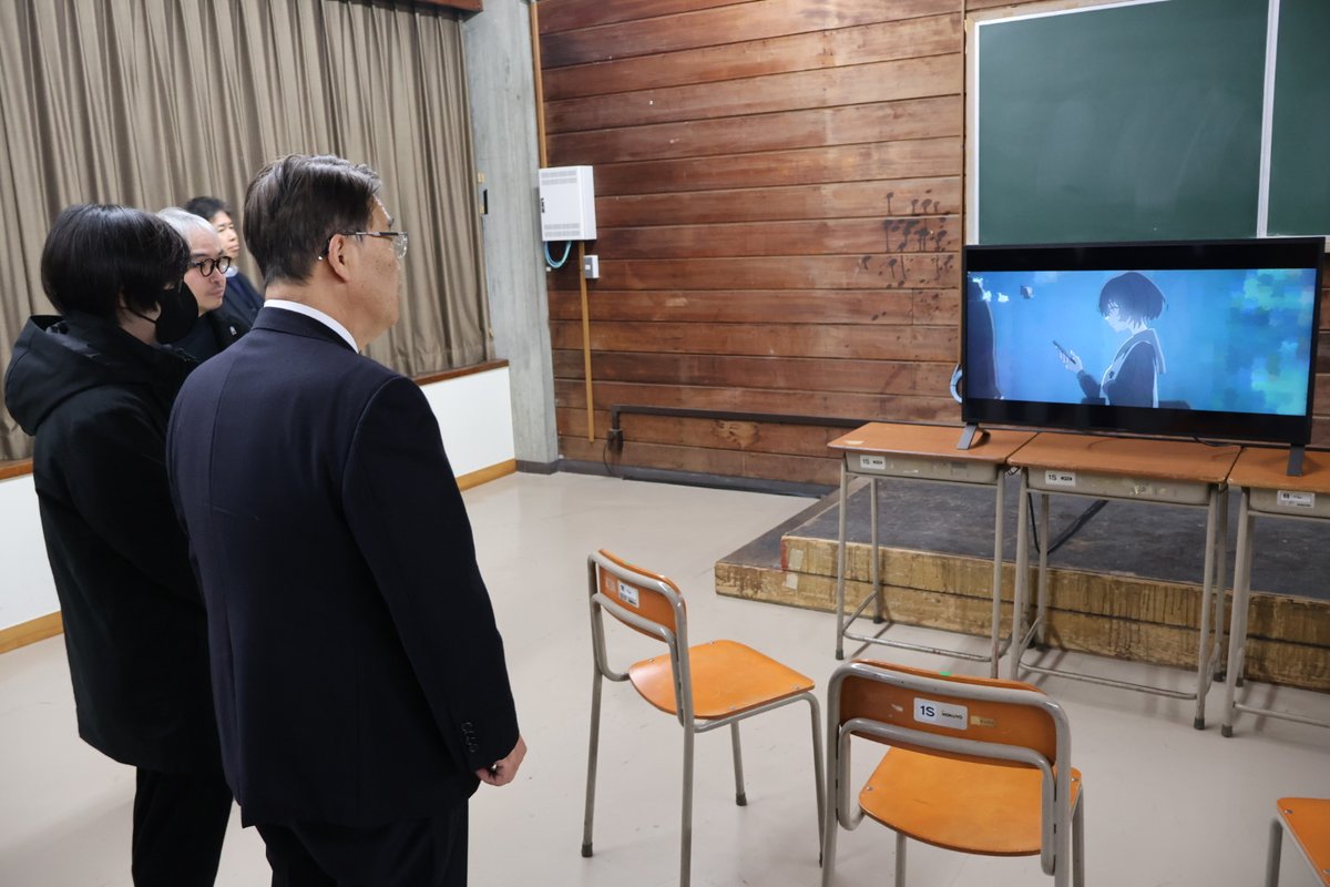 ohmura_jimusho_'s tweet photo. ②愛知県立芸術大学のメディア映像専攻の学生さんによる、4年間の集大成ともいえる作品展示を視察させていただきました。

短編のアニメーションを制作された西川慶志朗さん、子ども向けのショートアニメ作品を制作された菱川七海さん、短編の実写映画を制作された鈴木絢子さんと。 https://t.co/XeC98fAcOi