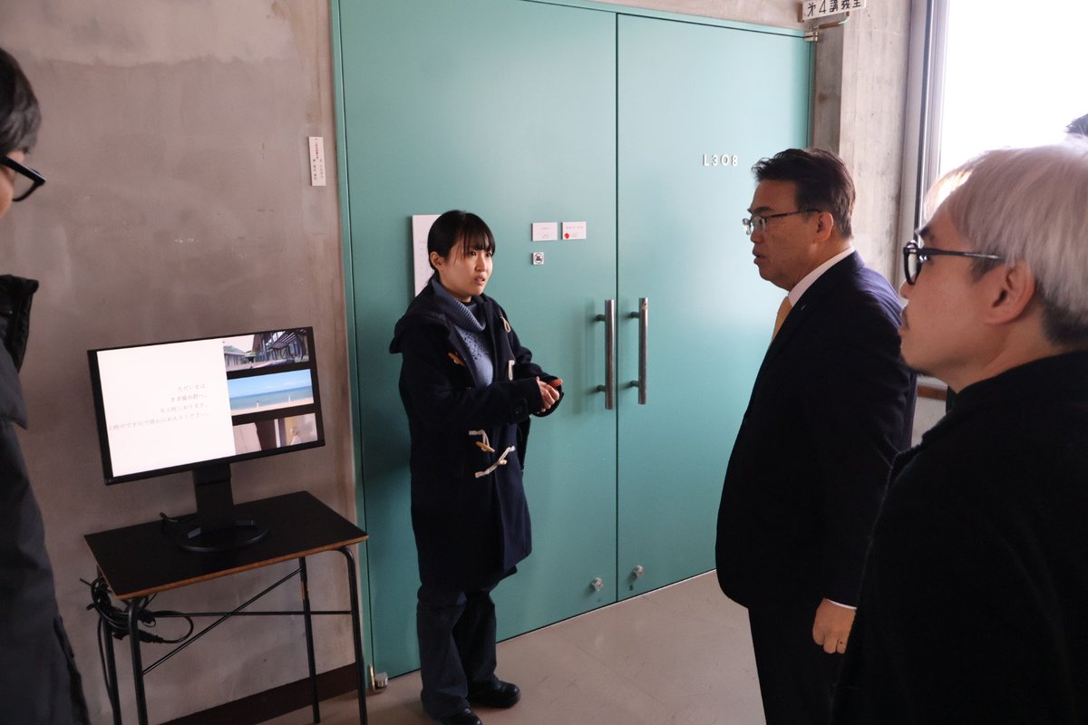 ohmura_jimusho_'s tweet photo. ②愛知県立芸術大学のメディア映像専攻の学生さんによる、4年間の集大成ともいえる作品展示を視察させていただきました。

短編のアニメーションを制作された西川慶志朗さん、子ども向けのショートアニメ作品を制作された菱川七海さん、短編の実写映画を制作された鈴木絢子さんと。 https://t.co/XeC98fAcOi