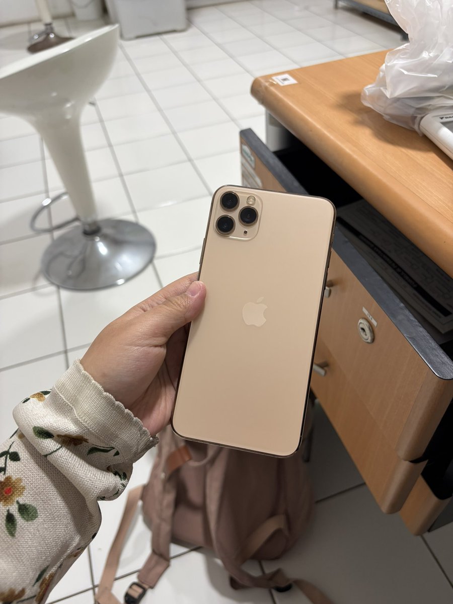 syiimy's tweet photo. Wts iphone 11 pro max 256gb inter

4,5jt 

- pemakaian cewe, terawat
- sinyal all provider, pernah pasang esim juga aman
- true tone, face id, kamera semua normal
- baterai baru ganti di icolor
- lcd kamera ori
- kelengkapan dus, kabel ori (tanpa adaptor)

Cod tangerang/jakbar https://t.co/CfqQfSqIBU