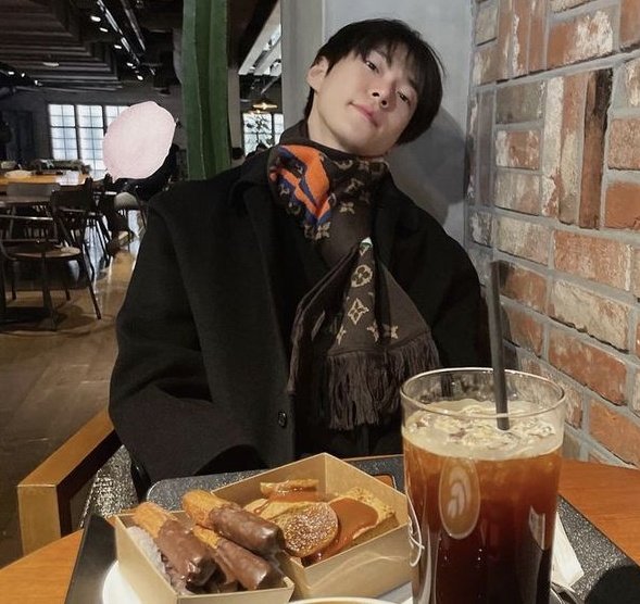 D-471 #วันนี้พลทหารดงยองทานอะไร 

🍽️ อาหารเช้า
เบเกิลครีมชีส
ซุปเห็ด
โปรตีนบาร์
ซีเรียล
นม

🍽️ อาหารเที่ยง
ข้าวผัดกิมจิเนื้อวัวสไลด์
สเต็กพอร์คชอป
ผักดองรวม
สไปรท์

🍽️ อาหารเย็น
ข้าว
แกงเต้าหูอ่อนทะเล
ผัดวุ้นเส้นใส่เนื้อ
สลัดกะหล่ำปลีข้าวโพด
กิมจิผักกาดขาว