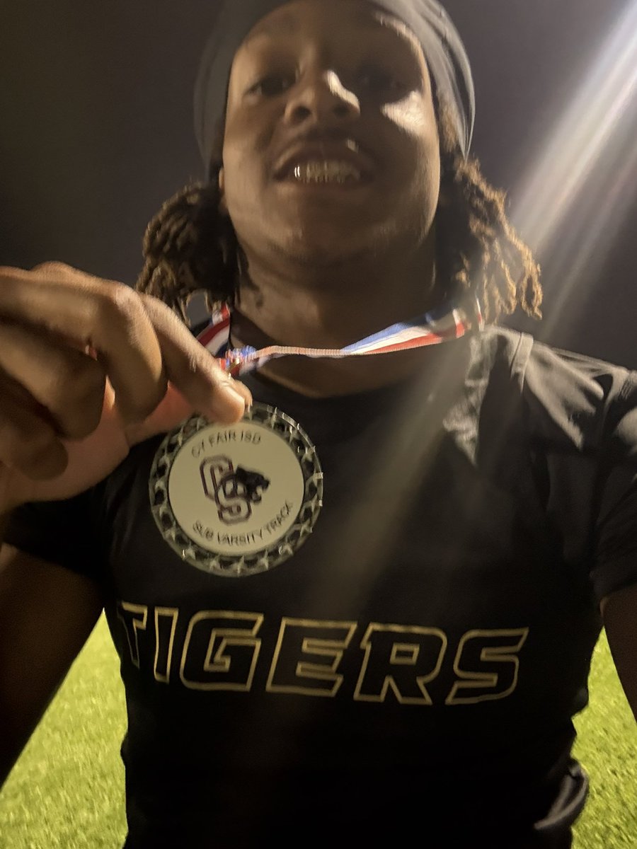 TreCarthen's tweet photo. 2nd place as anchor for the boys 4 by 400 @CyParkFootball @CyParkAthletics https://t.co/UsY8N1BpYK