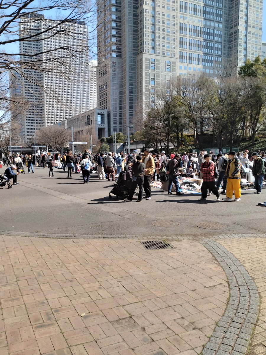 hachiware1111's tweet photo. 今日のフリマ巡り
新宿中央公園
１００〜１３０ざっくり数え

ほぼ服屋さん

ときどき海外勢向け雑貨屋さん

今日はお客さん少なめらしい

店じまいする前に急ごう

暖かくなりましたね

そして寒く

体の調子を崩さぬようフリマ巡り致しましょう

それでは良いフリマと良い連休を https://t.co/JEgLytnOwr