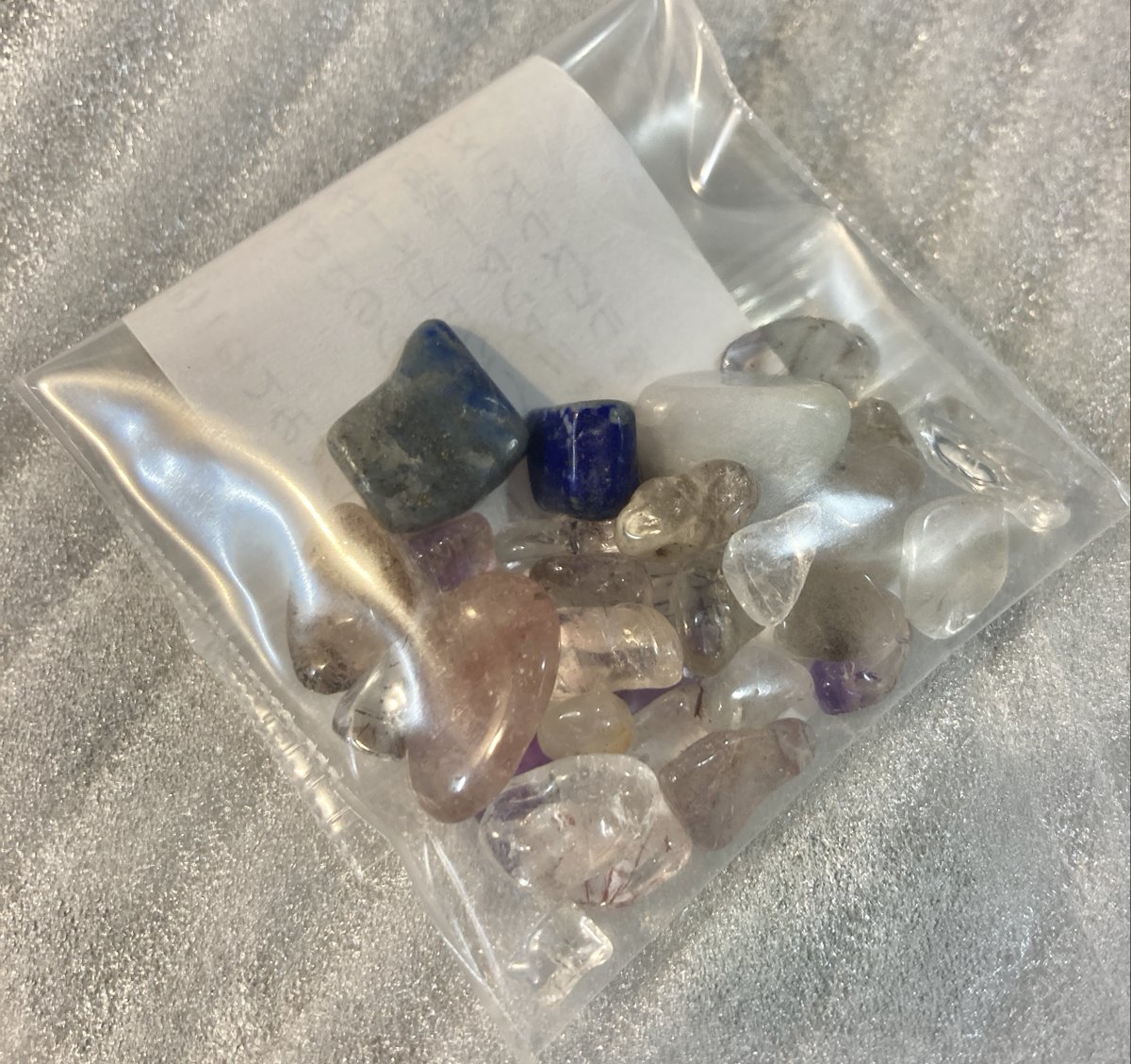 2月22日 #COMITIA155 の新刊はこちら。
鉱石の擬人化ちゃんの数点のらくがきと
鬱や燃え尽き症候群から得た絵を描くことについての自己分析メインのぺらい本です。
後は、昔のFOXTAILSシリーズの1~4まとめ本と7~9巻を
ちょっとだけ持っていきます。
＋ミニ色紙の予定（後で告知します）