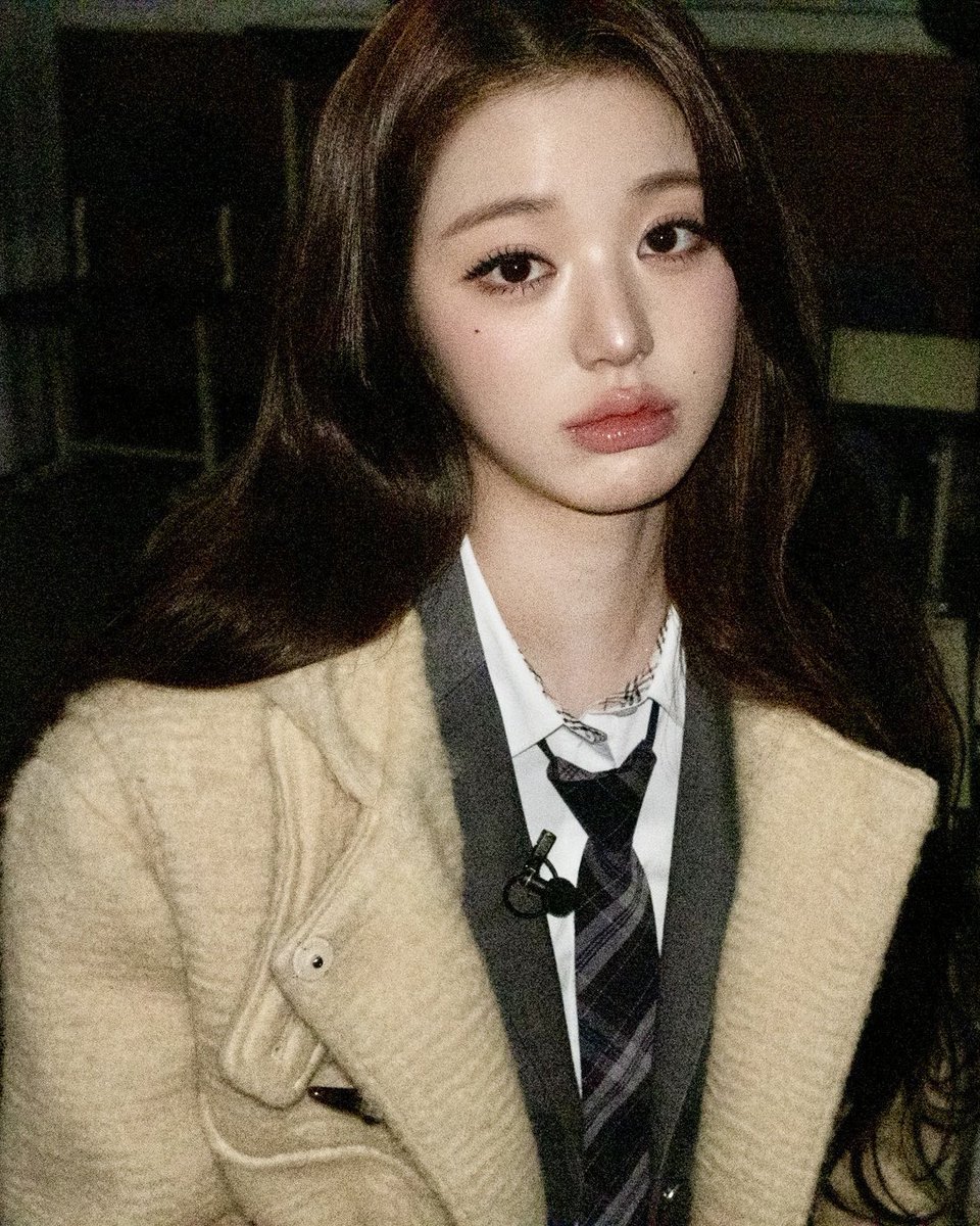 เบ้ากับคอสตูมอันนี้มีความหล่อสะอาดมาก เมะหัวแถวเลยแก เมะเล่นโปโลเลย แต่ผมกับขนตาไม่ปล่อยให้พี่ไปจากหมวย ในฐานะวอนยองไม่มีโพ พี่ไม่รู้ว่าจะต้องมองภาพนี้แบบไหนดี จะเมะก้เมะ จะหมวยก้หมวย รักมานมากอะ 🩷🩷🥲🥲