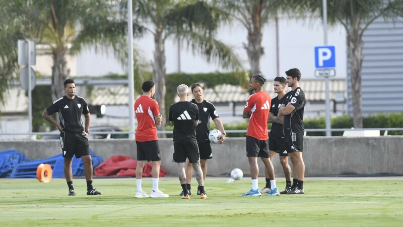 🔴 El 'furtivo' cuerpo técnico de Almeyda.

✍️ Quiénes son y por qué no pueden sentarse en el banquillo los cuatro 'fichajes' del 'Pelado' para su área técnica.

👔 Un hombre de la casa como Javi Martínez asumirá el rol.

🔗 Noticia: ow.ly/MaHy50YjkTv