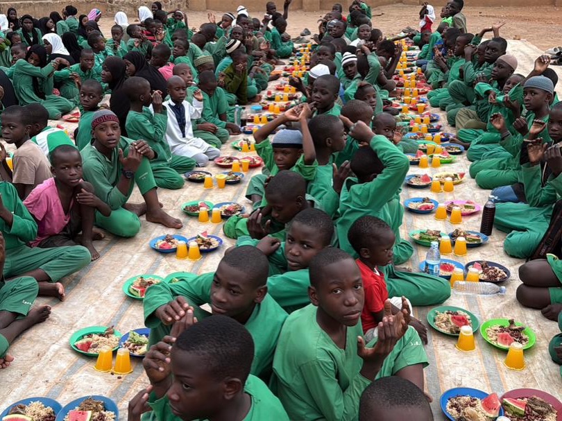 fsmvakfi's tweet photo. FSM Vakfı olarak Afrika’da; yetimhanelerde, okullarda ve ihtiyaç sahibi bölgelerde gönül sofraları kuruyoruz. 

Bu mübarek ayda bir kardeşimizin iftarına vesile olmak ister misiniz?
Yapılan her bağışın iftar videosu bağışçımıza özel iletilmektedir. 

#Afrika #iftar #uganda https://t.co/CeKPXwo5J8