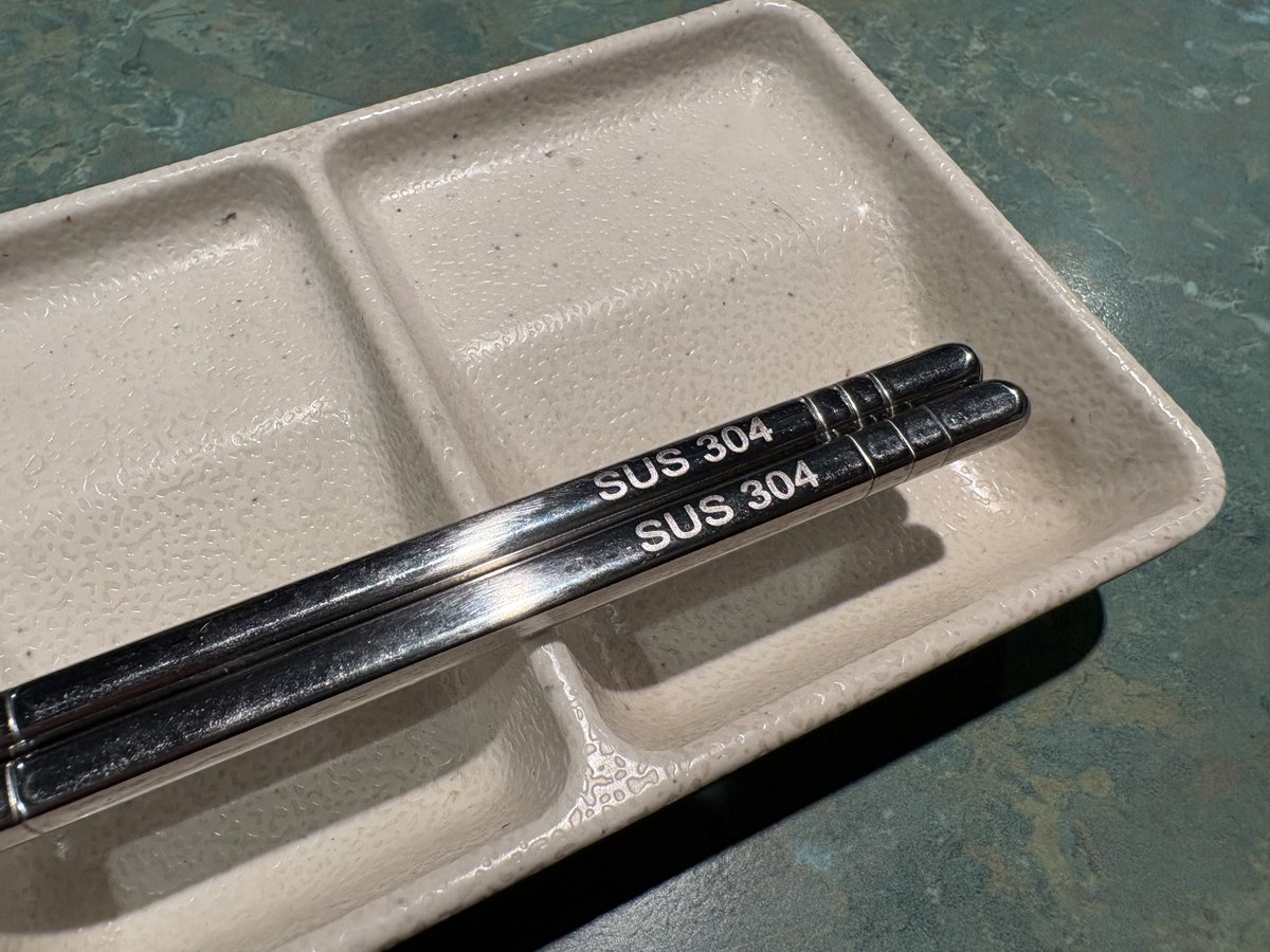 Library_Yasu's tweet image. 焼肉屋に来たら箸に「SUS304」って書いてあって横転